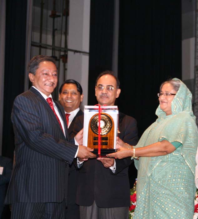 Shinepukur Ceramics receives 'National Export Trophy'